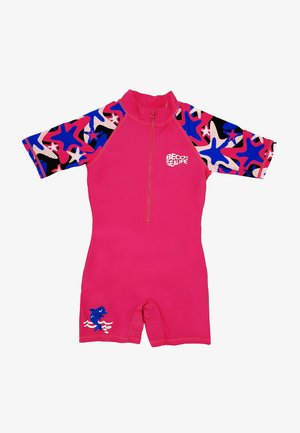 Une combinaison de plongée rose à manches courtes avec une fermeture éclair et des manches à motifs de étoiles de mer colorés. Présente un graphique de dauphin bleu sur la jambe.