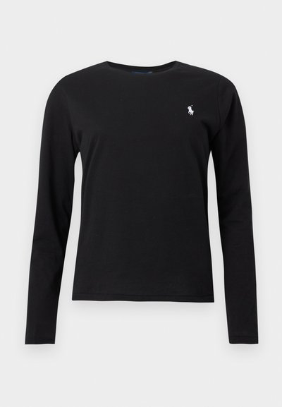 Μαύρο μπλουζάκι με μακριά μανίκια και στρογγυλή λαιμόκοψη, με μικρό λευκό κεντημένο λογότυπο παίκτη πόλο στο αριστερό μέρος του στήθους, απεικονίζεται σε απλό φόντο.