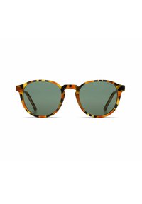 Occhiali da sole rotondi con un motivo tartarugato, dettagli arancioni e neri, e lenti verde scuro. Montatura in plastica con una texture liscia.