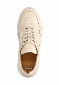 Sneaker in pelle beige con punta rotonda, lacci piatti e design minimalista. L'interno presenta una soletta marrone chiaro. Dettaglio logo sottile.