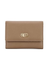 Portafoglio in pelle rettangolare marrone chiaro con chiusura a pattina e logo "YNOT?" in tono oro con decorazione a freccia e cuore sul davanti.