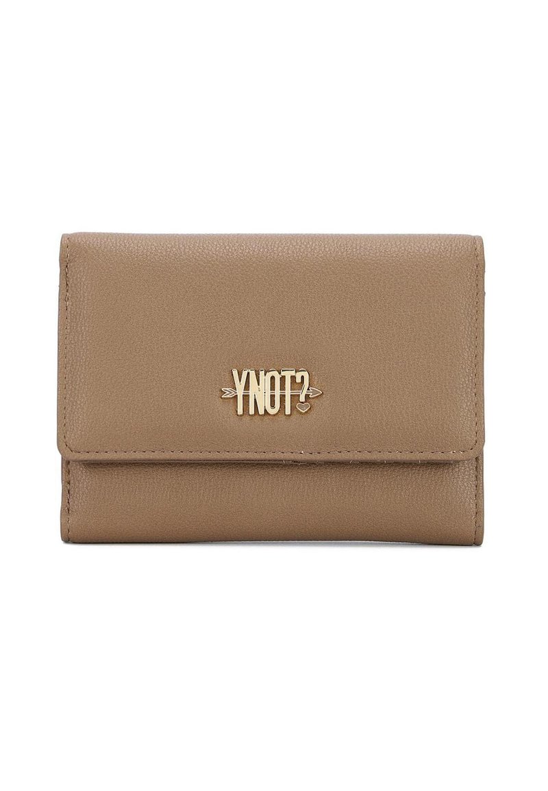 Portafoglio in pelle rettangolare marrone chiaro con chiusura a pattina e logo "YNOT?" in tono oro con decorazione a freccia e cuore sul davanti.