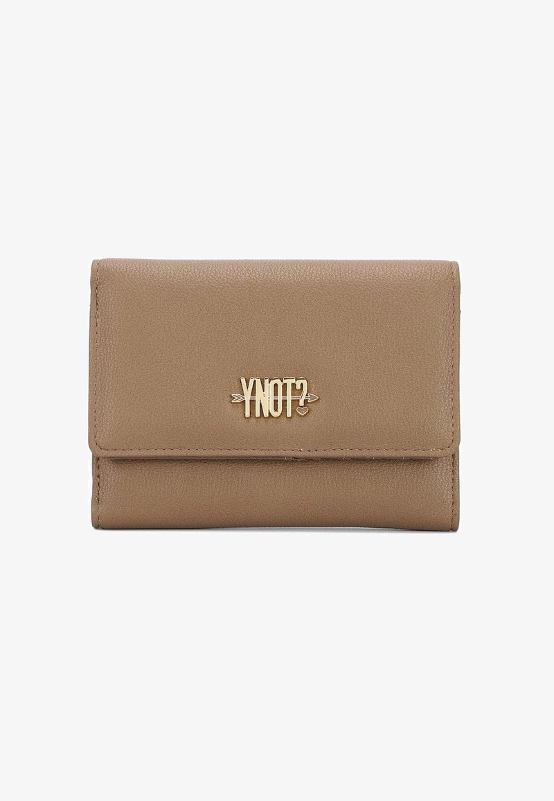Portafoglio in pelle rettangolare marrone chiaro con chiusura a pattina e logo "YNOT?" in tono oro con decorazione a freccia e cuore sul davanti.