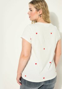 Studio Untold RUNDHALS HERZEN - Triko s potiskem - off white