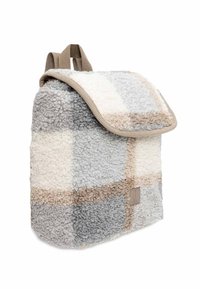 Sac à dos en peluche, à carreaux dans des nuances de gris, blanc et beige. Présente une fermeture à rabat, un tissu texturé et un accent logo. Bretelles ajustables.