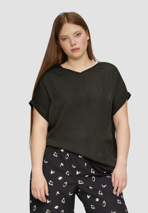 Haut noir à manches courtes avec un décolleté en V, fabriqué en tissu léger. Associé à un pantalon noir à motifs avec des accents blancs.