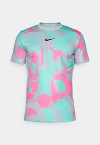 Nike t-shirt med kort ärm som har ett abstrakt mönster i turkos, rosa och grått, tillverkad av lättviktsmaterial med rund halsringning.
