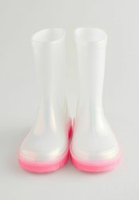 Bottes de pluie en caoutchouc transparent avec une finition brillante, dotées d'une semelle rose. Texture lisse et hauteur mi-mollet pour une protection imperméable.