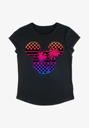 Schwarz T-Shirt mit kurzen Ärmeln, das eine Grafik von zwei Palmen innerhalb einer bunten Mickey-Maus-Silhouette mit einem Schachbrettmuster zeigt.