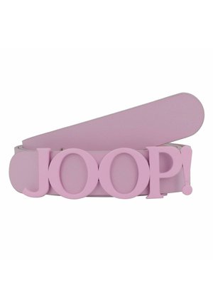 Lichtroze riem met grote gesp waarop "JOOP!" in bijpassende roze letters staat, getoond opgerold tegen een witte achtergrond.
