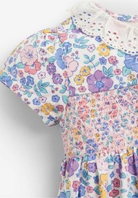Sukienka dla dziewczynki z krótkimi bufkami, w kolorze purpurowym, różowym i żółtym, z kwiatowym wzorem, z marszczonym talią i ozdobnym białym kołnierzykiem z koronki.