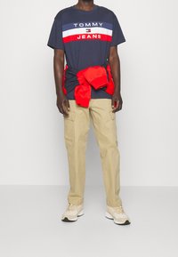 Tommy Jeans Triko s potiskem - dark blue