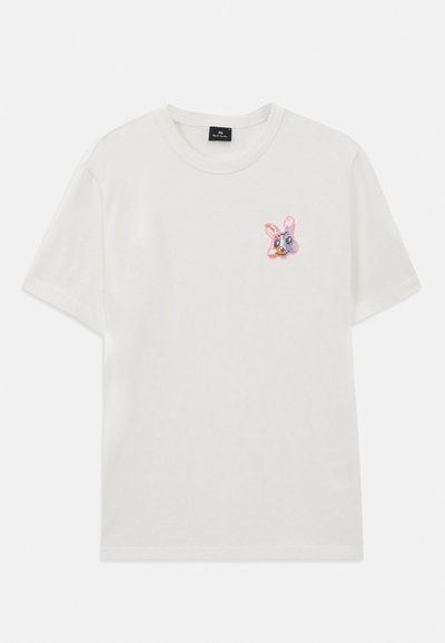 Balts kokvilnas T-krekls ar mazu, krāsainu izšūtu truša dizainu kreisajā krūtīs un apaļu kakla izgriezumu. Īsās piedurknes.