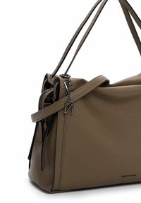 Liela taupe krāsas ādas soma ar tekstūru, divām plecu siksnām, sudraba rāvējslēdzēja aizvaru, burta kulonu un mazu "EMILY & NOAH" logotipu priekšpusē.