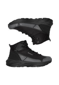 Juoda žygio batai su vandeniui atsparia medžiaga, tekstūruotais guminiais padu ir sustiprintais akių skylėmis. Turi aukštą apykaklę, skirtą kulkšnies palaikymui.