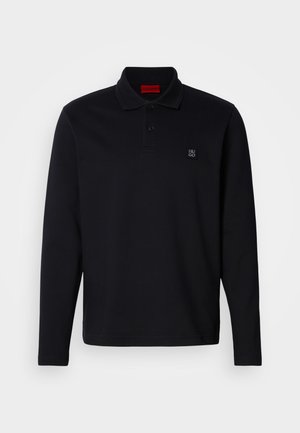 Fekete hosszú ujjú galléros poló, gombos elejű, a bal mellrészen apró hímzett logóval. Puha textúrájú anyag.