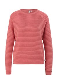 Ribbed sweter z długim rękawem w koralowym kolorze, z okrągłym dekoltem i miękką teksturą, z widocznymi detalami stębnowania i małą metką z logo.