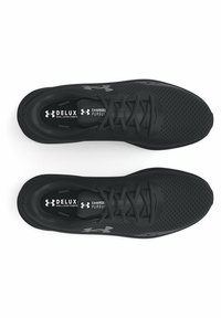 Sorte atletik sko med åndbar mesh-overdel, rund tå, snørebånd, hældæmpning og Under Armour-logo på siden.