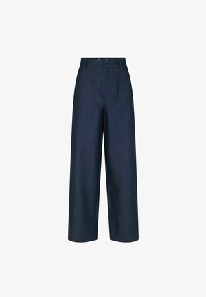 Sötétkék, rövidített, bő szárú nadrág puha denim anyagból, magas derékkal, elülső pliszével és oldalsó zsebekkel.