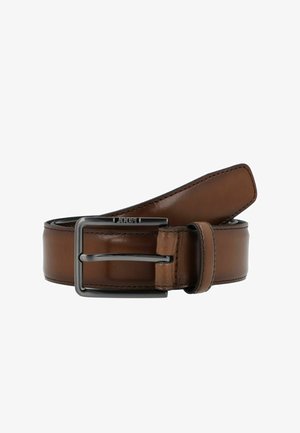 Bruine leren riem met een gepolijste zwarte metalen gesp, met een strak design en een gladde textuur, gestikte randen en een klassieke vorm.