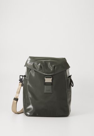 Zaino impermeabile verde con parte superiore pieghevole, hardware argento, tracolla regolabile beige e tasche laterali. Tessuto liscio e lucido.