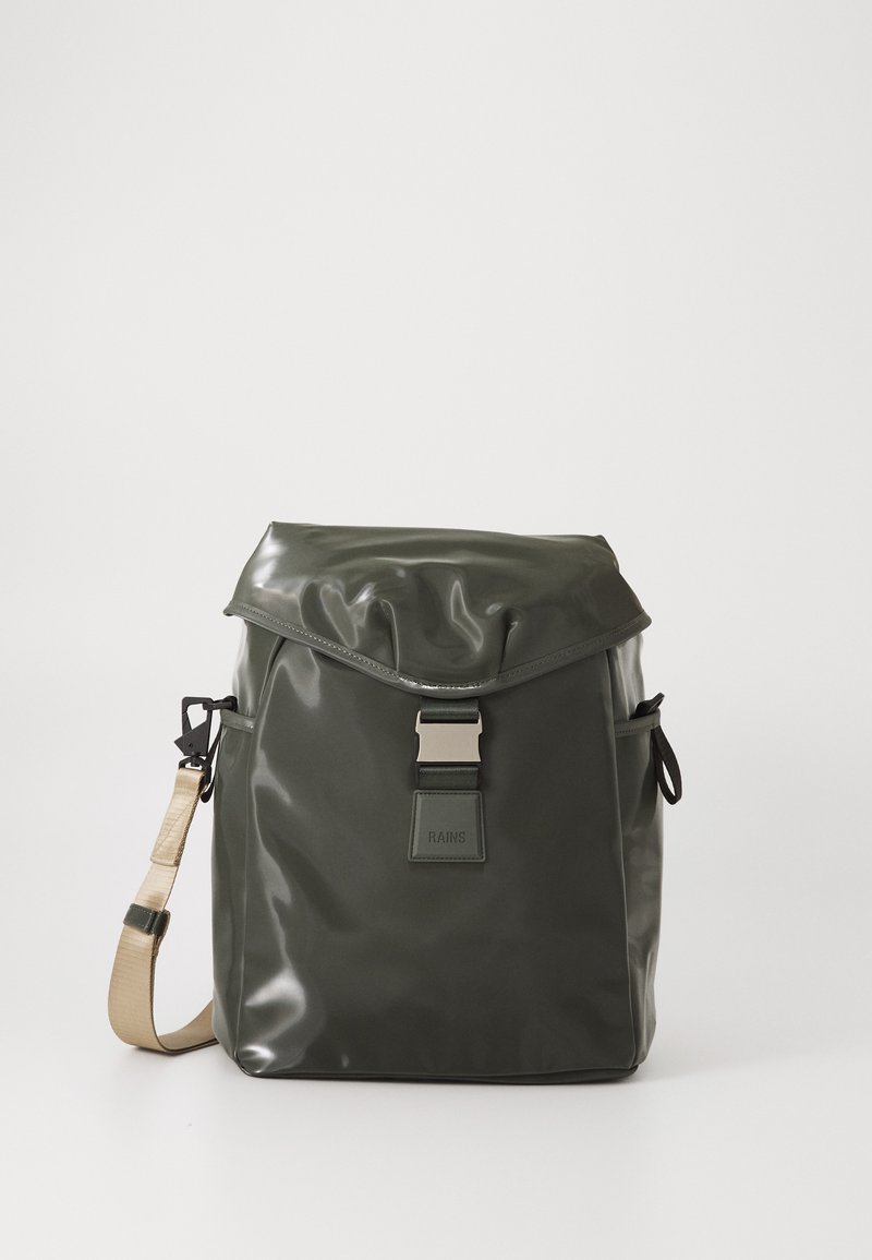 Sac à dos imperméable vert avec un haut repliable, quincaillerie argentée, sangle ajustable beige et poches latérales. Texture lisse et brillante.