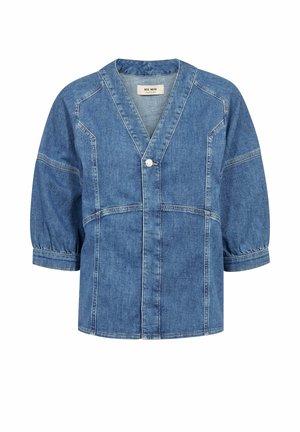 Jakna od trapera plave boje s V-izrezom, tromjesečnim naboranim rukavima, prednjim zatvaračem na kopče i vidljivim detaljima šavova.