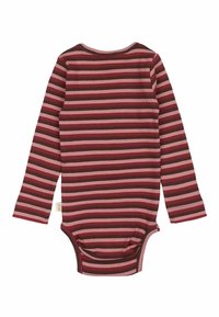 Body z długim rękawem w ciemnoczerwone i różowe paski, z prążkowaną strukturą, okrągłym dekoltem oraz zapięciem na napy u dołu, co ułatwia zakładanie.