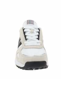 Sneakers leggeri con una parte superiore in rete bianca, accenti in suede grigio, strisce nere e una suola in gomma nera testurizzata; presentano lacci bianchi.