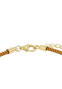 Cierre de langosta dorado que conecta dos cordones trenzados marrones con tapas doradas en los extremos y una corta cadena de extensión dorada sobre un fondo blanco.