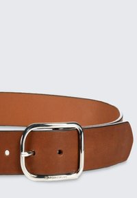 Brauner Ledergürtel mit quadratischer silberner Metallschnalle. Verfügt über eine glatte Textur und mehrere Löcher zur Einstellung.