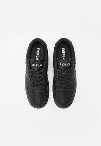 Et par svarte lær lace-up sneakers med perforeringer og hvit "REPLAY" merkevare på tungen og innersålen, vist ovenfra på hvit bakgrunn.
