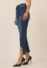 Apart MIT KRISTALLSTEINEN - Vaqueros slim fit - mittelblau