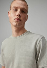 Next TEXTURED REGULAR FIT - Jednoduché tričko - grey