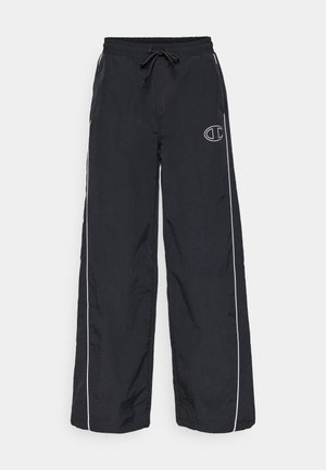 Svarta, vida träningsbyxor i lätt material, med dragsko i midjan och vita sidopaneler. Logotypen är broderad på vänster lår.