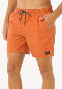 Costumi da bagno da uomo arancioni, realizzati in tessuto leggero. Presentano un waistband elastico con cordino e tasche laterali. Inclusa accentuazione del logo.