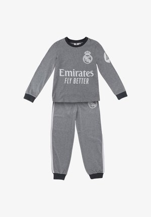 Grijze pyjama set met lange mouwen en broek. Bevat de tekst "Emirates Fly Better" en een logo. Zwarte manchet en zijstrepen op de broek.
