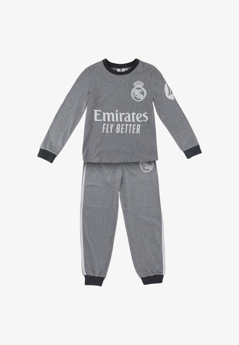 Set di pigiama grigio con maniche lunghe e pantaloni. Presenta il testo "Emirates Fly Better" e un logo. Polsini neri e strisce laterali sui pantaloni.