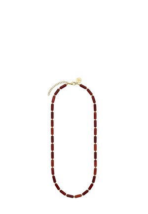 Halskette mit dunkelroten zylindrischen Perlen, verbunden durch kleine goldene Verbindungsstücke, mit einem goldenen Verschluss und verstellbarer Kette mit einer kleinen runden Marke.