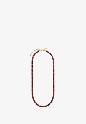 Halskette mit dunkelroten zylindrischen Perlen, verbunden durch kleine goldene Verbindungsstücke, mit einem goldenen Verschluss und verstellbarer Kette mit einer kleinen runden Marke.