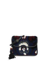 Borsa a mano rettangolare in tessuto multicolore con motivi che presentano blu profondi, bordeaux e bianco, rifinita con bordi in pelle nera e un tocco decorativo a frange.