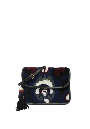 Borsa a mano rettangolare in tessuto multicolore con motivi che presentano blu profondi, bordeaux e bianco, rifinita con bordi in pelle nera e un tocco decorativo a frange.