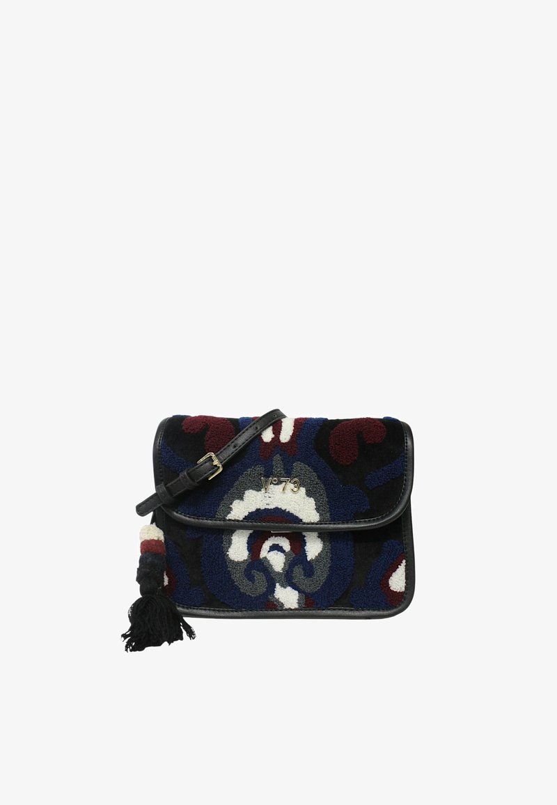 Borsa a mano rettangolare in tessuto multicolore con motivi che presentano blu profondi, bordeaux e bianco, rifinita con bordi in pelle nera e un tocco decorativo a frange.