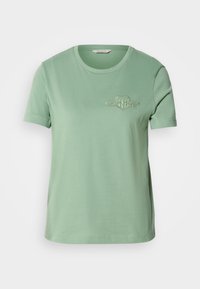 T-shirt di cotone verde chiaro con maniche corte, scollo rotondo e logo ricamato sul petto. Texture liscia e vestibilità casual.