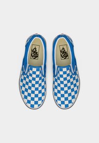 Ζευγάρι μπλε και άσπρα καρό παπούτσια Vans χωρίς κορδόνια, βλεπόμενα από πάνω σε λευκό απλό φόντο.