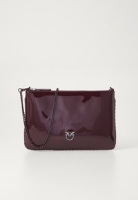 Sjajna bordo torbica za ruke s lančićem, zatvaranjem na patentni zatvarač i srebrnim logotipom na prednjoj strani. Glatka tekstura, pravokutni oblik.