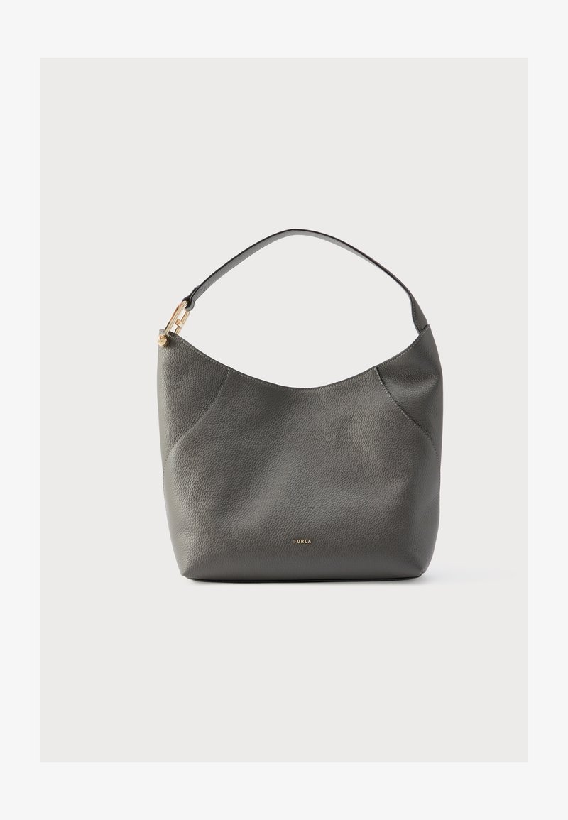 Pelēka ādas plecu soma ar gludu faktūru, izliekta forma un zelta krāsas metāla detaļas. Apakšējā priekšpusē ir redzams zīmola logotips.