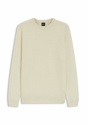 Cremefarbener Strickpullover mit geripptem Rundhalsausschnitt und strukturiertem Muster. Mit langen Ärmeln sowie gerippten Bündchen und Saum. BOSS-Label sichtbar.