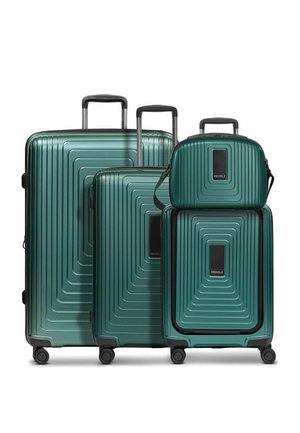 Quattro valigie rigide color turchese con maniglie telescopiche e ruote girevoli, disposte per dimensione dalla più grande alla più piccola, con una borsa abbinata sopra.