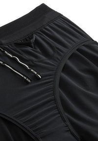 Musta urheilushortsit, valmistettu sileästä kankaasta, joissa on verkkovyötärö, nyöri ja sivuilla rypytykset.